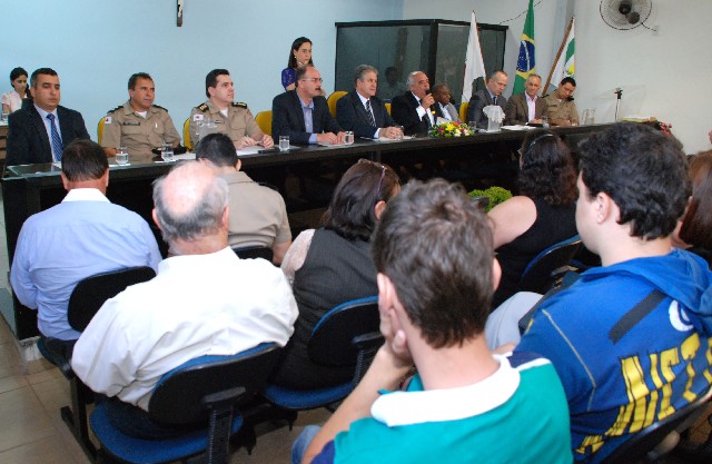 Parlamentares falaram sobre a falta de penitenciárias federais e sobre o problema do tráfico de drogas