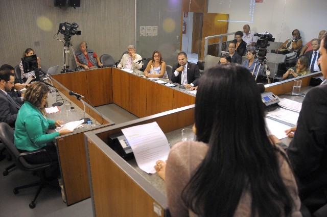Em discussão, PL que obriga o governo a reservar a usuários reabilitados 2% do total de vagas de trabalho geradas em cada contrato de obras públicas ou de serviços contratados