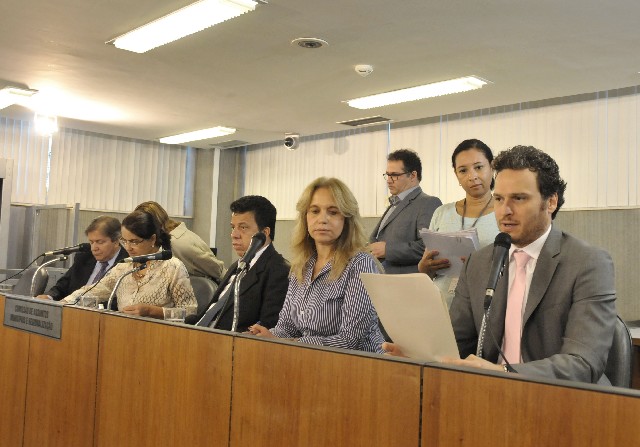 Deputado Fred Costa (primeiro à direita) apresentou diversos requerimentos de audiências públicas