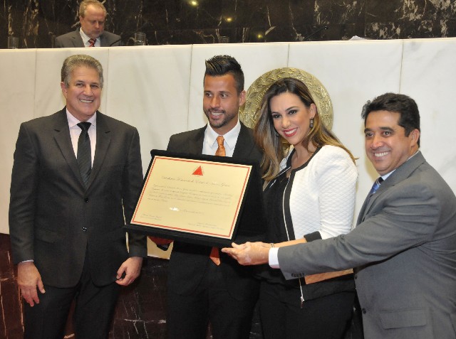 Fábio recebeu a placa alusiva à homenagem ao lado de sua esposa, Sandra