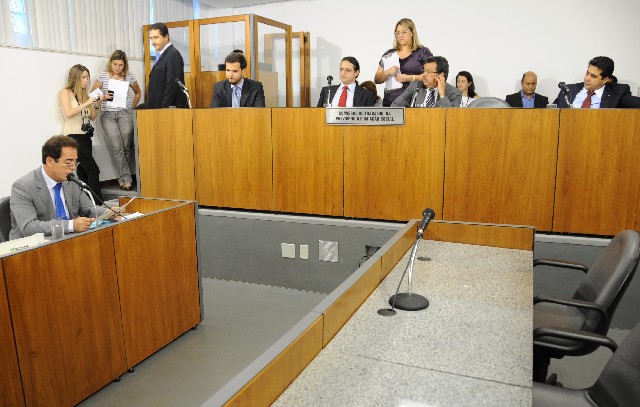 Duarte Bechir (à esq.), relator, recomendou a aprovação do projeto com alterações