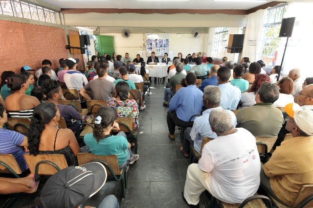 Moradores acompanharam com interesse os debates, na esperança de uma solução
