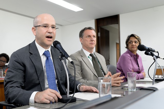 Segundo o juiz Luiz Fernando Benfatti (à esquerda), o eleitor com deficiência tem prioridade de atendimento e voto assistido