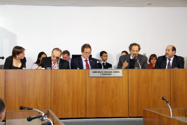 Deputados da Comissão de Educação debatem os programas na área de ciência e tecnologia