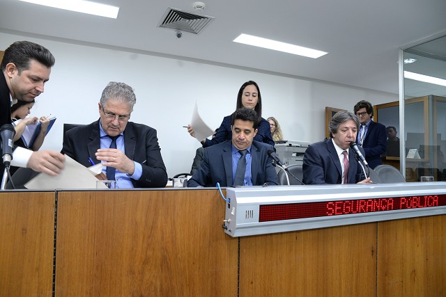 Deputados também falaram sobre ação de quadrilha que atacou uma agência bancária em Passos (Sul de Minas)