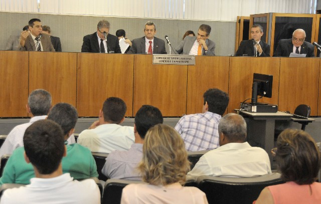 Os parlamentares assinaram uma representação para entregar ao Ministério Público, solicitando que o processo do pregão eletrônico seja suspenso