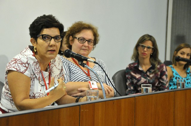 Márcia Dayrell (à esquerda) falou sobre plano que diagnosticou os serviços prestados pelo governo na oncologia