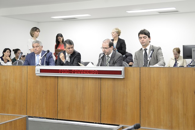 PL ainda prevê que a proteção se estenda ao cônjuge ou companheiro que conviva com os profissionais