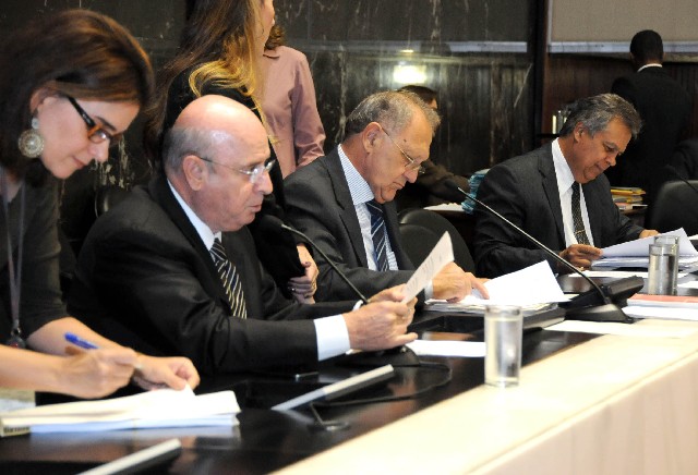 Projeto do TJ, lido em Plenário, visa a atender exigência de que oficiais de Justiça tenham formação em Direito.