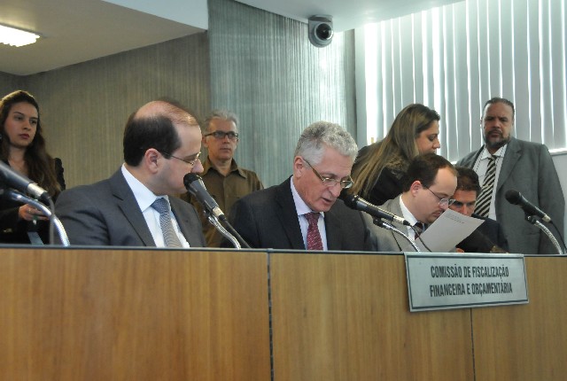 O relator opinou pela aprovação do Projeto de Lei 999/15 na forma do substitutivo nº 1, da Comissão de Constituição e Justiça
