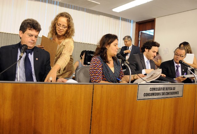 Comissão aprovou pareceres de 2º turno a dois projetos em reunião nesta terça (18)