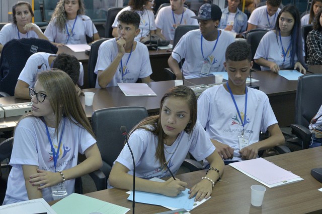 Participantes da edição 2018 em oficina, na etapa municipal de Betim (RMBH)