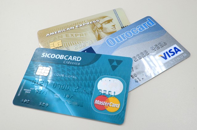 Contas, faturas, boletos e cartões de crédito