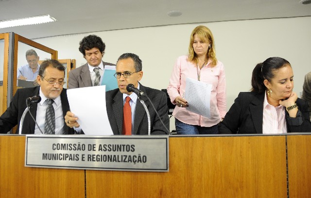 O relator do projeto foi o deputado Pompílio Canavez (primeiro à esquerda)