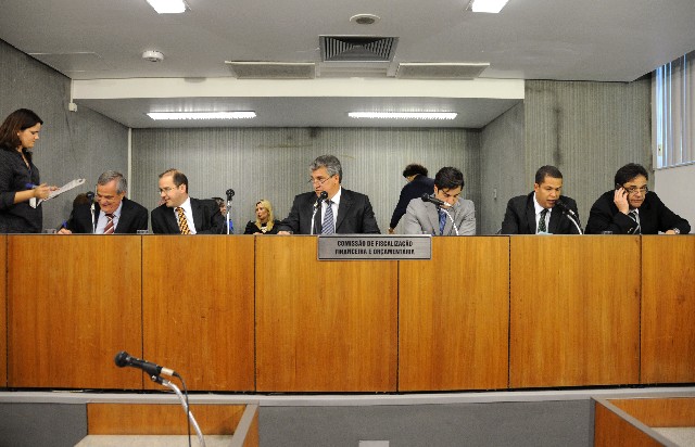 O projeto analisado trata de prescrição e decadência de processos no Tribunal.