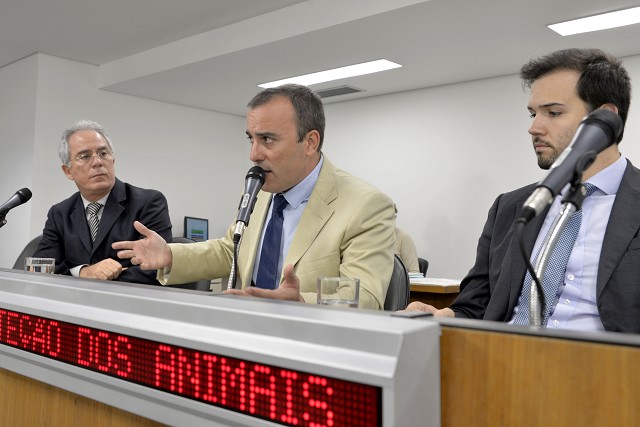 Deputados esperam a concientização das lideranças grevistas sobre o sofrimento dos animais