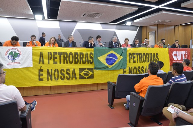 Parlamentares e dirigentes sindicais protestaram contra a política de preços da Petrobras