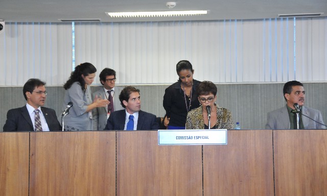 A presidente da comissão, deputada Marília Campos, assumiu a relatoria da proposta