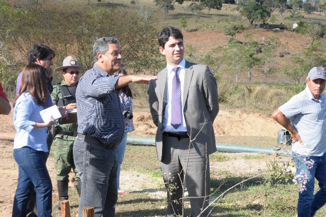 O deputado Cássio Soares e lideranças locais visitaram trechos do Rio Pará onde funcionam ou já funcionaram dragas de areia