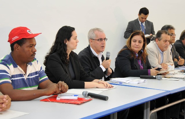 Marcelo Campos (centro) afirmou que a política de fiscalização em Minas é maior do que em outros Estados