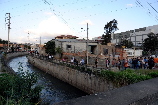 As desapropriações fazem parte da implantação de barragens do Programa de Requalificação Urbana e Ambiental e de Controle de Cheias do Córrego Ferrugem (foto)