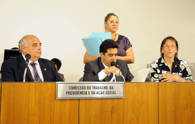 Adoção de menores é tema de projeto de lei cujo parecer foi apreciado nesta quarta-feira (19)