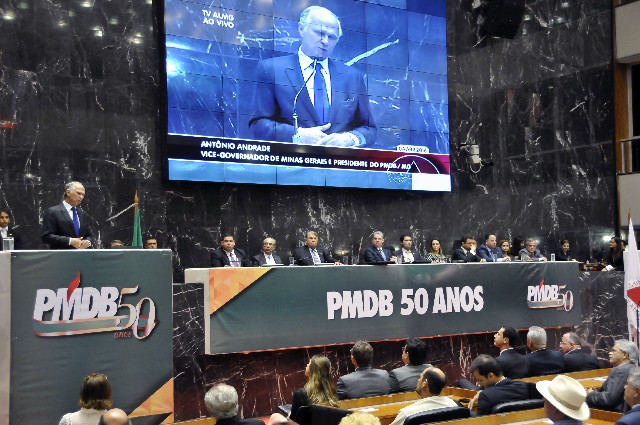 O vice-governador Antônio Andrade, na tribuna, destacou momentos da história do PMDB