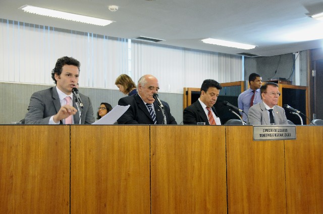 Também foram aprovados requerimentos relativos à audiência da comissão de 29/3, sobre as condições de trecho da BR-040