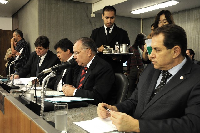 Luiz Henrique (à dir.), que foi relator da matéria, apresentou substitutivo