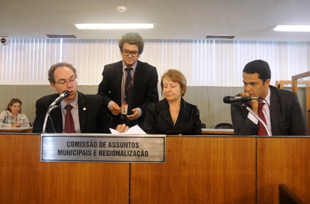 Serão discutidas questões relativas à política dos permissionários de serviço de táxi