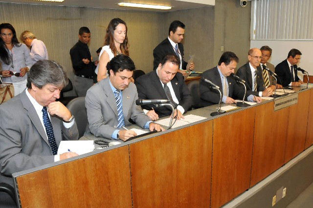 Também foi aprovado requerimento de reunião sobre o Regimento Interno da ALMG