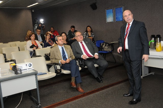 Paulo Rangel (em pé) apresentou aos deputados os planos da BH Airport para os 30 anos em que a concessionária administrará o aeroporto