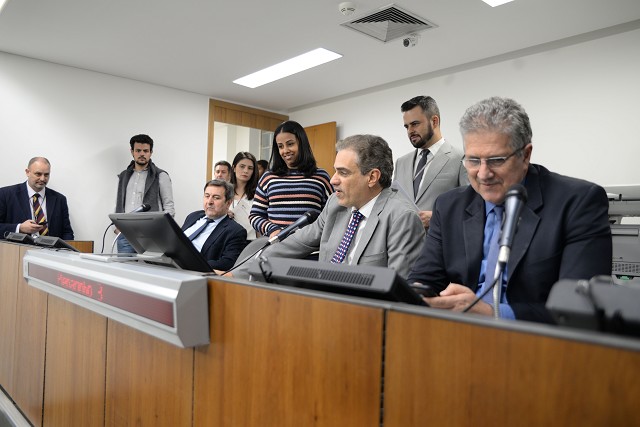 Deputados aprovaram também requerimento para debater tarifas bancárias