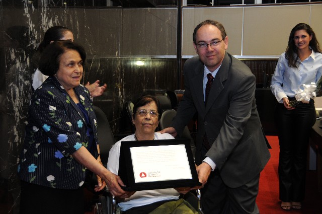 Maria do Carmo Figueiredo, presidente da Associação dos Amigos de Irmã Benigna, recebeu uma placa alusiva à homenagem, ocorrida no Plenário, nesta quinta (18)
