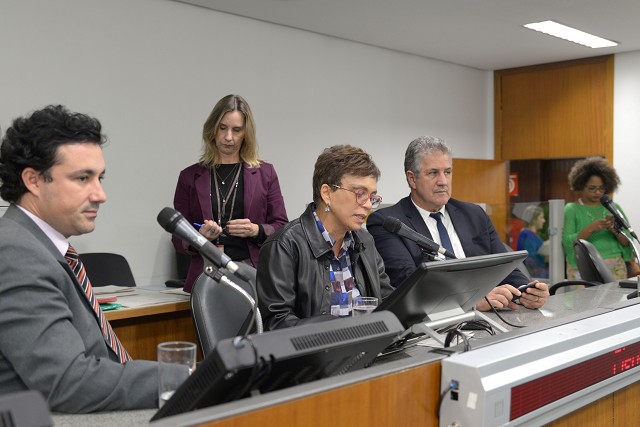 Os 130 anos da abolição da escravatura no Brasil motivam requerimento para debater situação da mulher negra