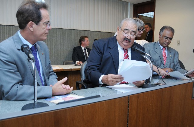 Parecer de Romel Anízio (ao centro), aprovado pela comissão, foi favorável à indicação