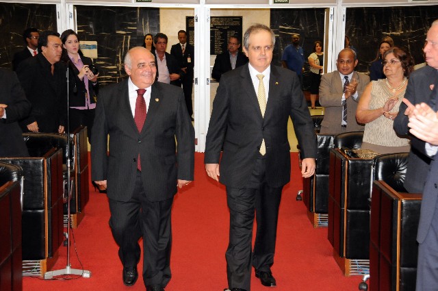 O deputado Dalmo Ribeiro Silva, autor do requerimento para a homenagem, ao lado do vice-presidente do Banco Mercantil do Brasil, Luiz Henrique Andrade de Araújo