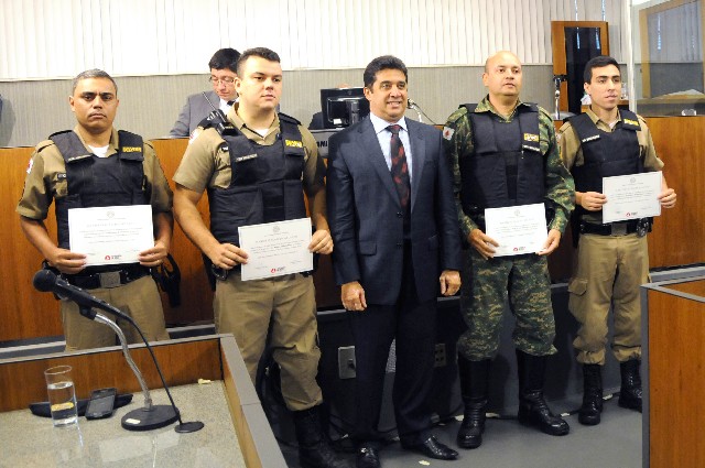 A segunda reunião foi para homenagear PMs por operação que apreendeu seis toneladas de maconha