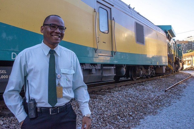 Anderson, chefe do trem da Vale, fala das histórias dos passageiros que já escutou