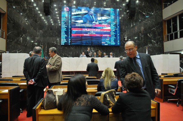 A emenda de 2° turno e a PEC 35/15 retornam à Comissão Especial para receber parecer