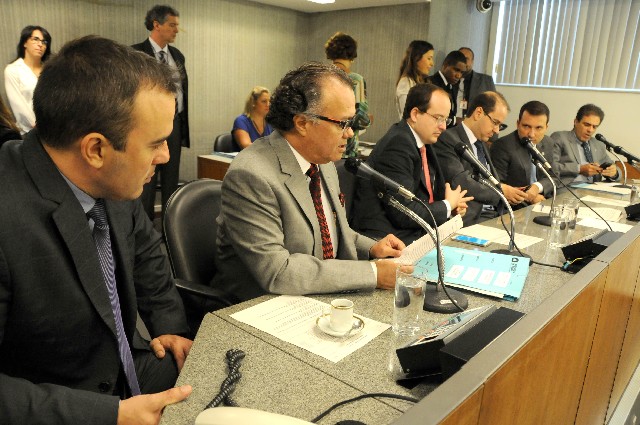 O deputado Vanderlei Miranda (2º da esquerda para a direita) foi relator do Projeto de Lei 1.132/15