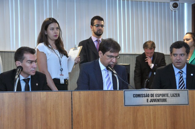 Anselmo José Domingos (centro) defende a destinação de 50% dos lugares nos estádios para cada time