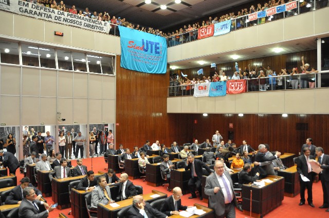 Deputados durante reunião em que projeto da educação foi aprovado