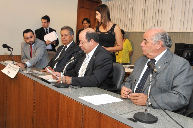 Deputados aprovaram três requerimentos na reunião desta terça (6)