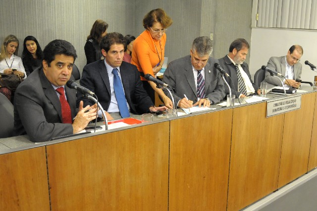 O relator opinou favoravelmente ao projeto, com a emenda n° 1 da Comissão de Administração Pública