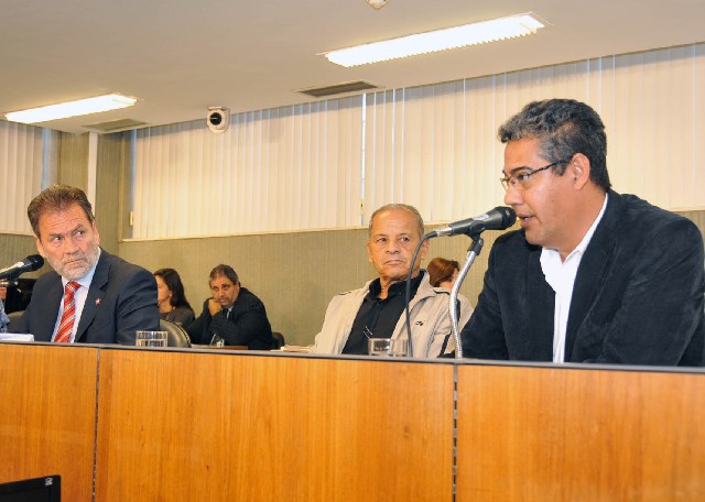 Segundo Hamilton Ribamar (à direita), a prefeitura e os moradores também têm parcela de responsabilidade no problema