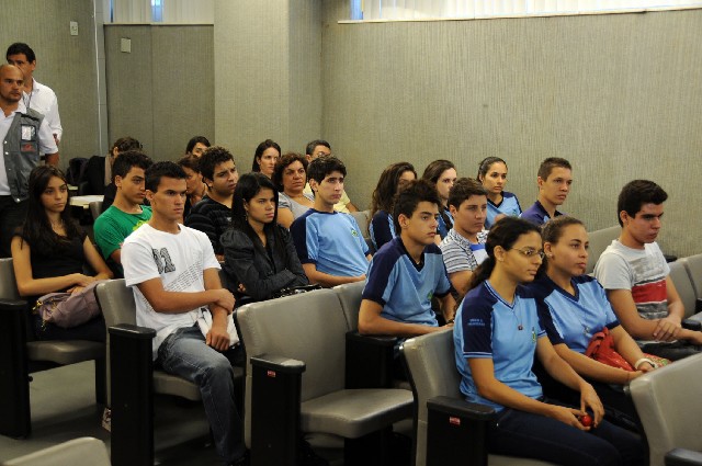 Estudantes da E.E. Ordem e Progresso se manifestaram contra excessos nas regras da instituição