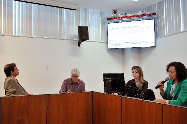 A reunião foi coordenada pelo deputado Anselmo José Domingos (à esquerda)