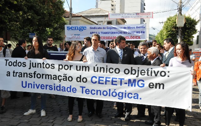 Antes do início da reunião, alunos da instituição promoveram uma manifestação pacífica em prol da causa da transformação do Cefet em universidade