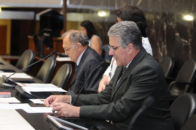 Mesa lê mensagens do Executivo